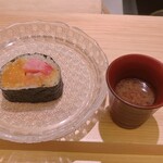鮨よしかわ - 太巻きと甘めの赤出汁