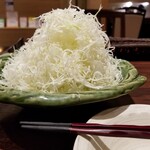 新宿さぼてん - 先行・山盛りキャベツ。