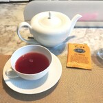 La Brianza - ハイビスカスとエルダーフラワーのハーブティー。落ち着きもあるハイビスカスのハーブティー、すっきり感がドルチェとナイスマッチングでした～＼(^-^)／