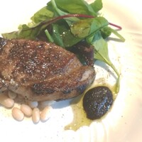 La Brianza - 岩中豚炭火焼きオリーブのソーススパイシーな仕上げ。ワインに合うとのお話で、なるほどおいしい♪ こちらの火入れ炭火焼き好き♡いつも香ばしくて美味なの～