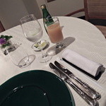 ラ・ヴェルデュール - ピーチジュースとペリエ