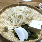 Dainoji - ◆うどんは程よいコシがあります。うどんに「奴」や「ワカメ」が添えられているのも面白い。 つゆは若干薄め。 副菜と共に頂くと、お腹一杯になりました。(^_^;