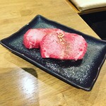 Yakiniku Tombi - 厚切り生タン塩1680円