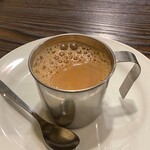 ヴェヌス サウスインディアンダイニング - マサラチャイ。注文を受けてから淹れてくれるので少々時間が必要。早めに頼むのが◎