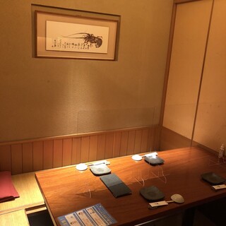 四方は麩、格子の引扉にて囲まれており、
                                          天井は吹き抜けになっております。