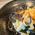 il Ktutti - 旬の春キャベツや白魚の旨味に香り良いオイルとガーリック、あさりのお出汁や黄金色のカラスミパウダーの塩気がマッチ