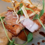 il Ktutti - 力強い旨味の九重夢ポークはきめ細かい肉質でジューシーな脂と旨味、軽やかな赤ワインソースや滋味深いごぼうのピューレと共に