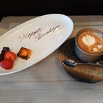 il Ktutti - お誕生日のメッセージが嬉しいドルチェプレート、CLOCKWORK ROASTERSさんの豆を使ったとろけるラテ