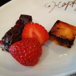 il Ktutti - 濃密なショコラに甘酸っぱいベリーが重なるショコラテリーヌ、表面がパリパリほろ苦いひんやりクレマカタラーナ、旬のいちごも甘い！