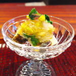 きう - 料理写真:あわびを浜ぼうふうと和えて。はり生姜をきかせて、ジュレを品よく。