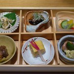 じどりや 穏座 - 前菜盛り合わせ
      雌のささ身のバンバンジー、雌の手羽先 タスマニア産マスタード添え、
      夏野菜のピクルス バジルシード、西京焼き、鶏そぼろ巻き、時雨煮