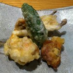 じどりや 穏座 - 雌の鎖骨、肩の身とトウモロコシのかき揚げ、雌の膝軟骨、きゅうり