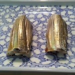 栄寿司 - 左が三日前、右が今日仕込んだコハダです。