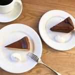 MART - MARTブレンドコーヒー、ベイクドチーズケーキ、チョコレートケーキ。