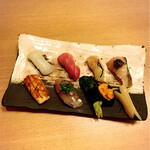 貴寿司 - にぎり寿司の内容は写真左上から時計回りの順に、
            ・水烏賊・トロ・鰈・鰆・ウニ・カイワレ一夜漬け・鯵・穴子
            になります。