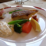 ブラッスリー テロワール - お魚メイン、奥にシェアした魚