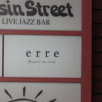 Erre - お店があるビルの案内板