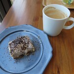 ユニオンカフェ - 自家製ほうじ茶ティラミスとホットコーヒー