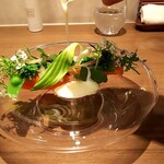 ラチュレ - スモークサーモンのコンフィにシェーブルチーズソース