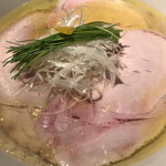 Japanese Ramen Noodle Lab Q - 美しいチャーシューとスープ