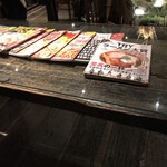 Japanese Ramen Noodle Lab Q - 待合に雑誌を置く気配り