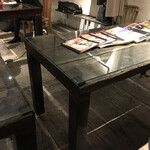 Japanese Ramen Noodle Lab Q - 待合のテーブル