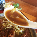 風月 - スープはカレールーというよりカレー風味のダシの効いたつゆ。トロミがつけてあるので熱々。ヤケド注意です。
ネギがトロトロになっていて美味い！