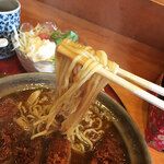 風月 - 麺は細ストレート麺でしょうか。少し柔らかめです。カレーつゆが絡んで美味いっす。