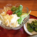Fuu Getsu - サラダはキャベツ千切り・レタス・ポテトサラダです。お新香も付いてますよ。