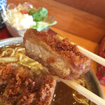 風月 - トンカツは1cm強の厚みがあり食べ応えあり！