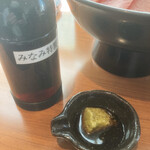 焼津港 みなみ - 小皿にワサビを入れて、お醤油でときます。