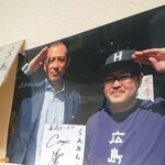 らあめん 広 - 店内写真(店主と元カープの廣瀬純選手)。