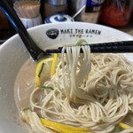 マキザラーメン - 博多ラーメンくらいの細さ、もっと細いかな
