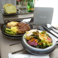 ビストロカラト - ビフカツ1728yen パン324yen ミニサラダ162yen ボトルグリーン864yen