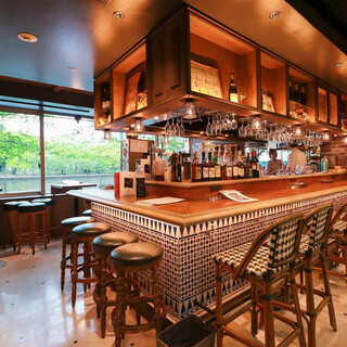 お一人でもふらっと寄れるカウンター席もございます。