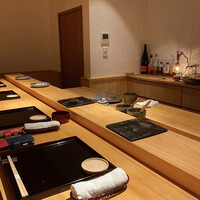 鮨 こだん - 柔らかなライティングと桧のカウンターが凛として。