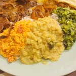 ロイヤルグリーン レストランアンドバー - スリランカスタイルチキンカレー(サンボル、ダルカレー他)