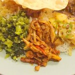 ロイヤルグリーン レストランアンドバー - スリランカスタイルチキンカレー(野菜系のカレー)