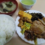 Hitoyasumi - セルフで一皿とご飯と味噌汁がついてきます