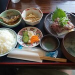 お食事処 海雅 - もやしの小鉢とお漬物付きでした♪