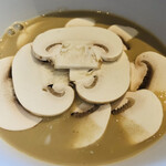 ラルジャン - 静岡県産マッシュルームの3段活用　発酵マッシュルーム　フレッシュとソテー　マッシュルームスープ　ポーチドエッグ