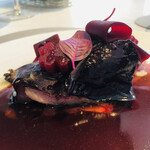 ラルジャン - 京都府産京鴨　ビーツのジュレ　カシスのシート　ポルトソース　アーティーチョーク　ペコロス