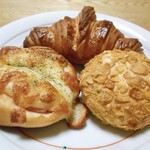 日の出ベーカリー - 料理写真:クロワッサン・焼きカレーパン・ハム＆チーズ