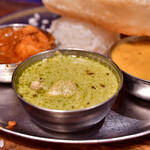 ダバ インディア - 【三色カレー＠税込1,100円】チキンカレー：中辛担当。ほうれん草に、ココナッツミルク＆カシューナッツ入り。