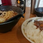 らーめん大地 - ラーメンとほぼ同じ大きさのミニカレーライス