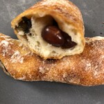 パン・デ・フィロゾフ - 【黒豆と大納言かのこ】断面　豆がコロコロと入ってる