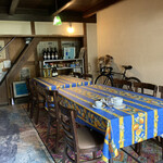 トラットリア プルチネッラ - カフェスペースのテーブル