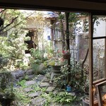 トラットリア プルチネッラ - 中庭をのぞみながら