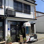 トラットリア プルチネッラ - お店の外観
      黄色の縦書きのTRATTORIAが目印！