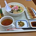 リンガーハット - 野菜たっぷり食べるスープとぎょうざ７個定食